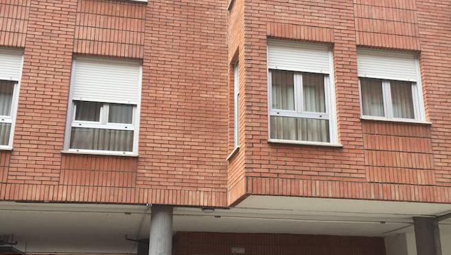 «Se empeñó en arreglar la persiana y se cayó de la ventana. Estamos